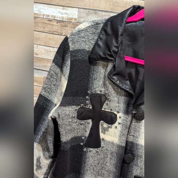Handcrafted Original Design by Donna Gray/Black Fleece/Flannel Jacket - Picture 4 of 16